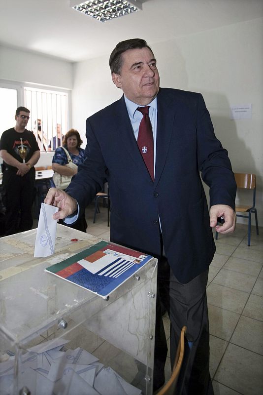 EL LÍDER DEL PARTIDO POPULAR ORTODOXO, GEORGE KARATZAFERIS, VOTA EN ATENAS