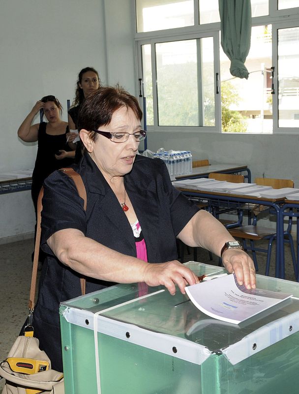 VOTAN LOS LÍDERES DE LOS PRINCIPALES PARTIDOS EN LAS ELECCIONES GRIEGAS