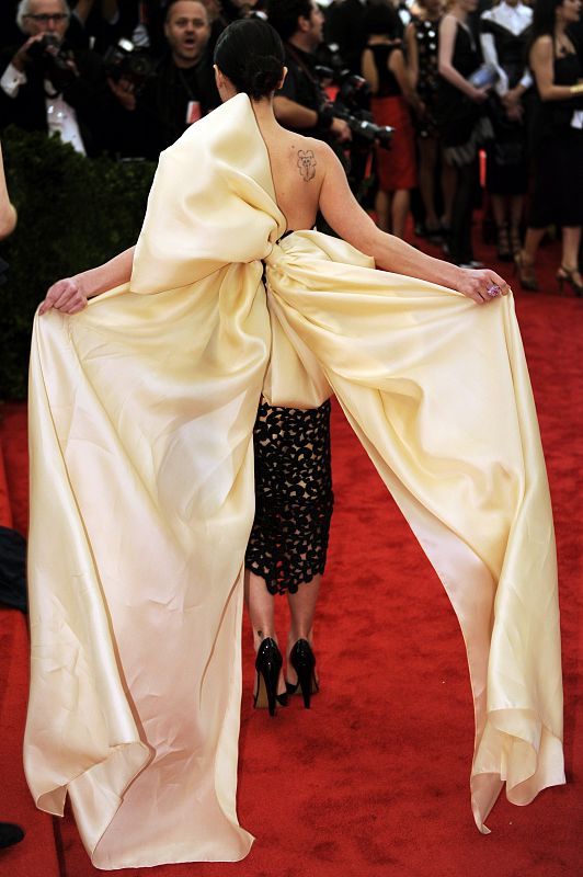 Christina Ricci supo lucir y mostrar el espectacular lazo que llevaba a la espalda