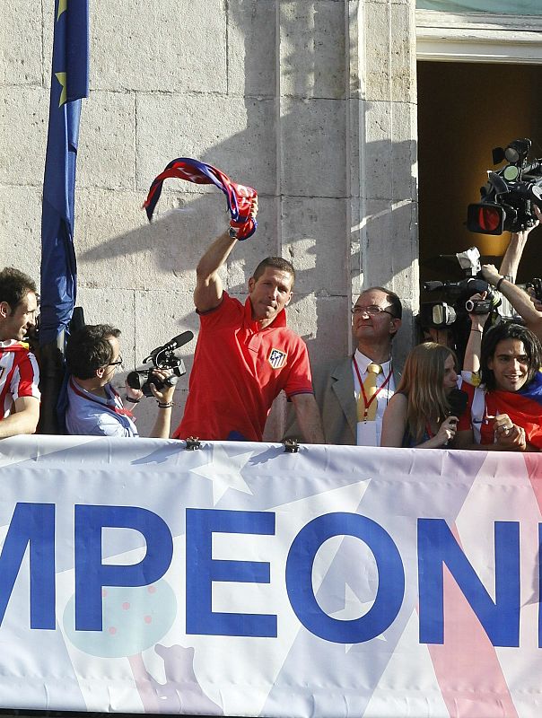 Simeone en el balcón de la sede de la Comunidad de Madrid