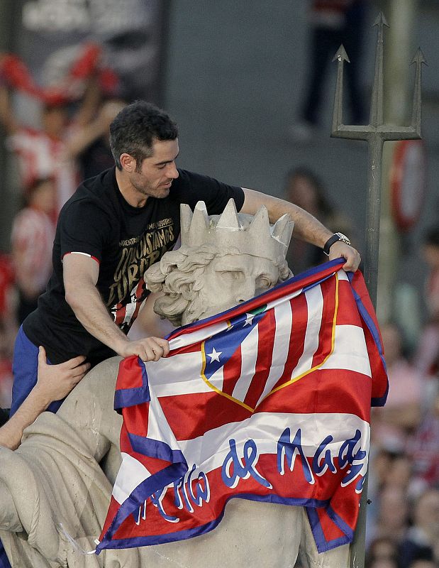 Antonio López, celebra en lo alto de la fuente de Neptuno la victoria en la final de la Liga Europa