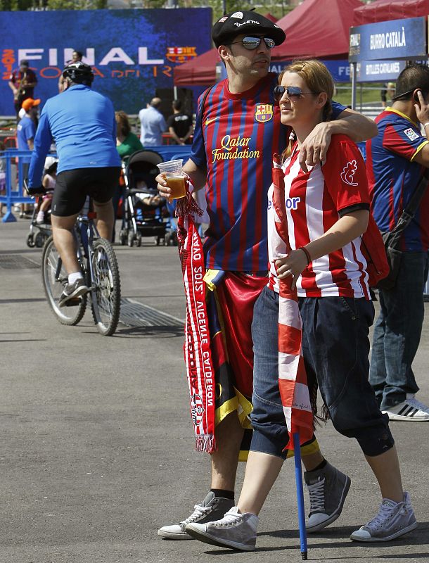 AFICIONADOS DEL BARCELONA Y EL ATHLETIC ESPERAN EN MADRID LA FINAL DE LA COPA DEL REY