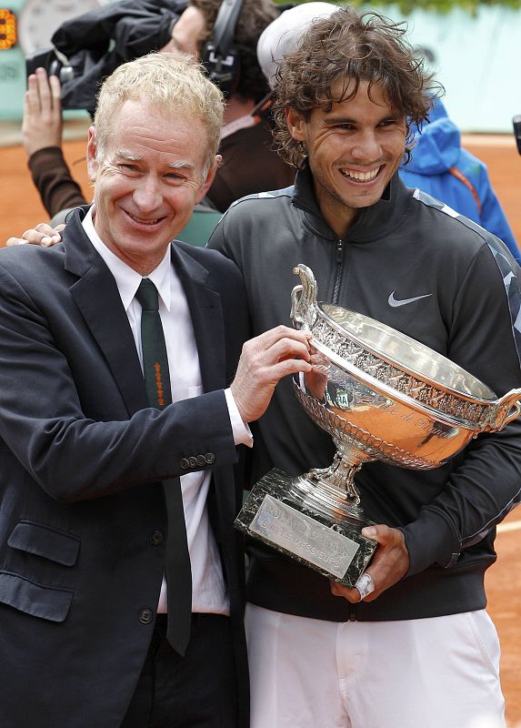 Rafa Nadal con su séptima copa de los mosqueteros junto a John McEnroe, extenista estadounidense