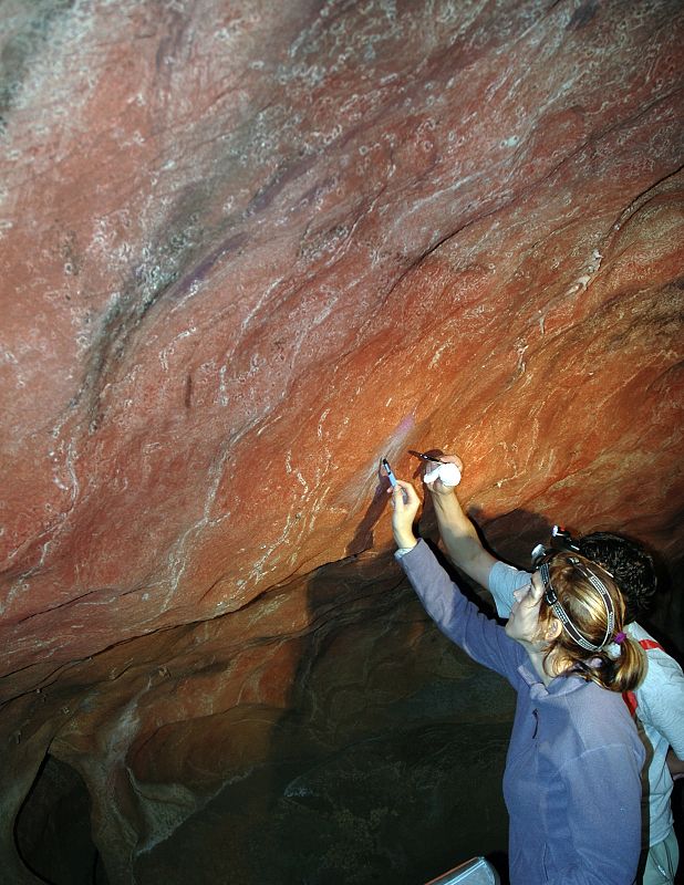 Los investigadores toman muestras de la cueva de Tito Bustillo en Asturias