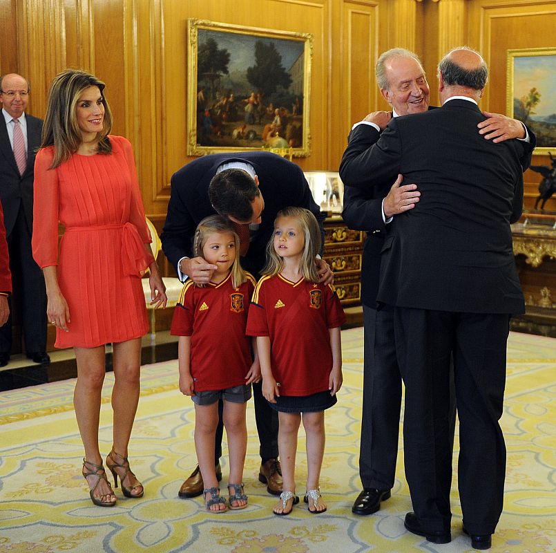 El Rey Don Juan Carlos ha recibido en el Palacio de la Zarzuela a la selección española de fútbol