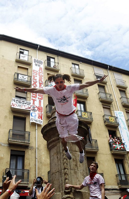 Un joven salta desde la fuente de la Plaza de la Navarreria