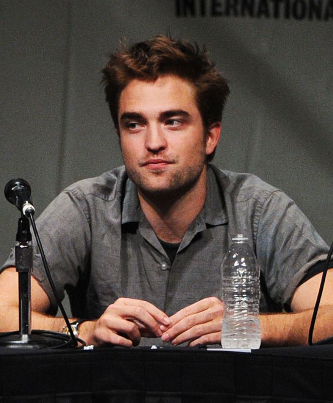Robert Pattinson y el resto de sus compañeros de 'Crepúsculo: Amanecer- Parte 2' adelantaron algunos detalles de la última película de la saga de vampiros creada por Stephenie Meyer. El actor bromeó con la autora, sugiriéndola que escriba una nueva h