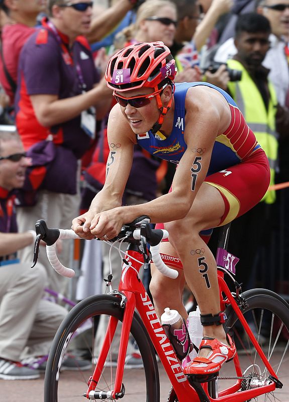 El español Javier Gómez Noya durante la prueba de ciclismo del triatlón masculino de los Juegos Olímpicos.