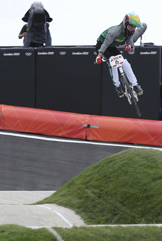 La brasileña Squel Stein compite en la clasificación para las semifinales de ciclismo BMX, disputado en un circuito habilitado en el velódromo del parque olímpico de la capital de Reino Unido.