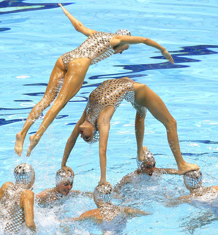El equipo español de natación sincronizada realiza el ejercicio de rutina libre en la final de la categoria.Las españolas se llevaron el bronce.