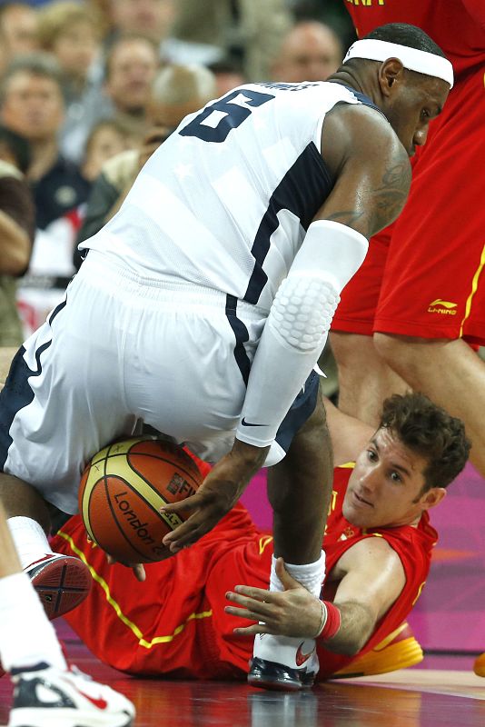 El español Rudy Fernández defiende al estadounidense Lebron durante la final olímpica de baloncesto.