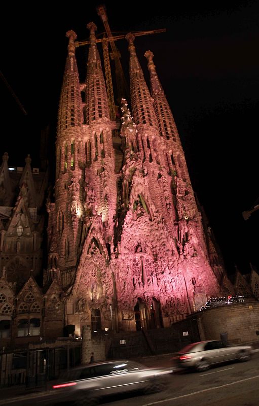 LA SAGRADA FAMILIA SE ILUMINA DE ROSA EN EL DÍA DEL CÁNCER DE MAMA