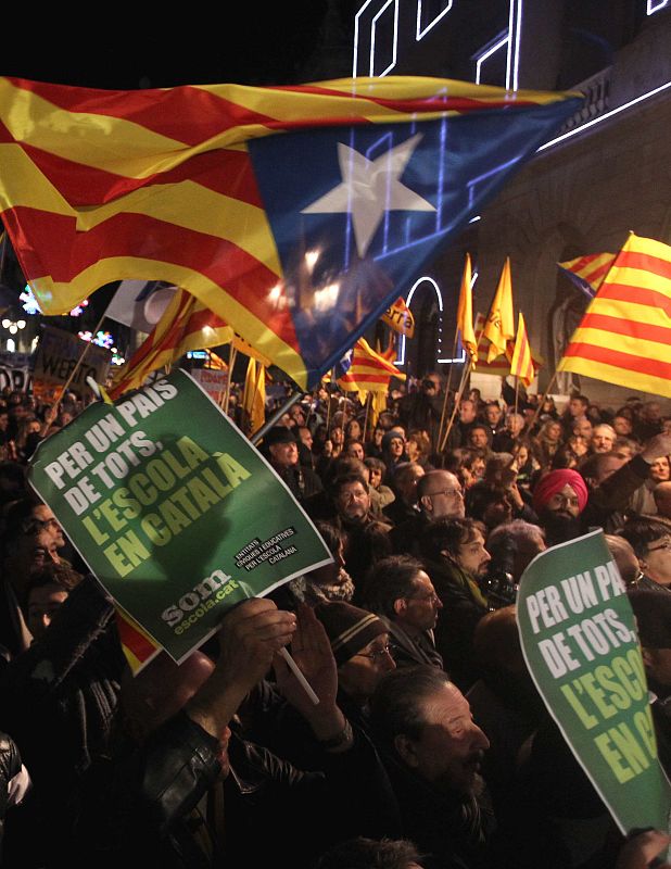 Miles de personas llenan la plaza Sant Jaume de Barcelona en contra de la reforma educativa de Wert