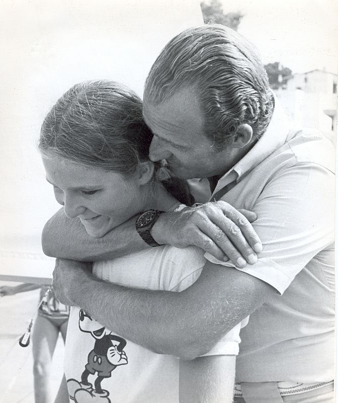 Don Juan Carlos abraza a la infanta Elena en sus años de adolescencia.