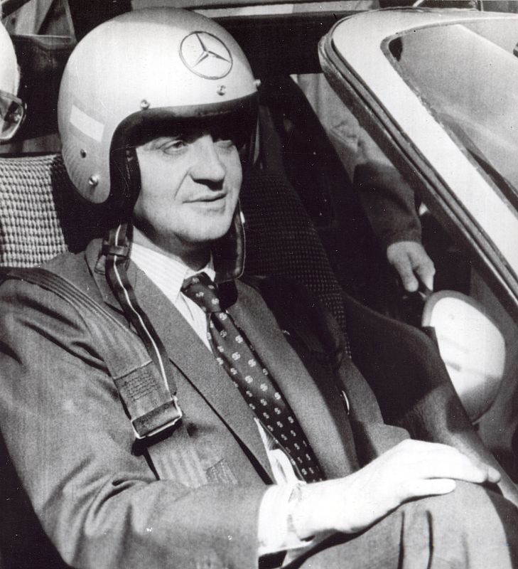 El rey, al volante de un Mercedes durante su visita a la factoría Daimler Benz.