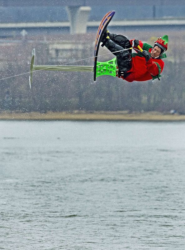 Un "elfo" durante una exhibición de patinaje acuático en el río Potomac, cerca de Washington, EE.UU.