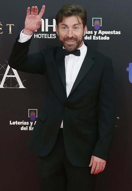 Otro de los guapos de la noche es Antonio de la Torre, nominado como mejor actor por su papel en 'Grupo 7'.