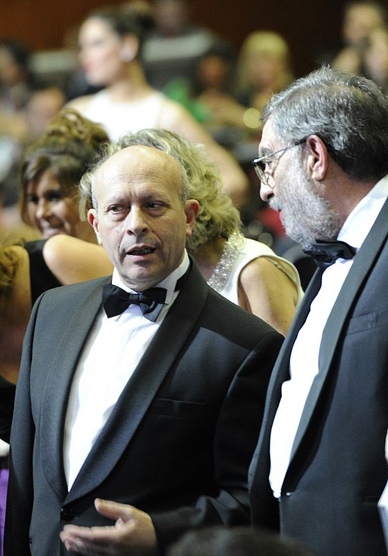 El Ministro de Educación, Cultura y Deporte, José Ignacio Wert, charla con el Presidente de la Academia, Enrique González Macho