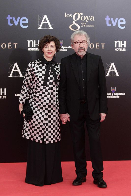 El actor José Sacristán, por primera vez nominado a un premio Goya, en la categoría de mejor actor, posa junto a su mujer a su llegada a la gala de la la XXVII edición de los premios Goya.