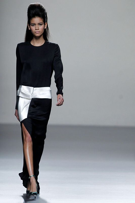 Con tan sólo 21 años, Juana Burga es la primera modelo peruana que desfila en la semana de la moda de Madrid. En la imagen luce un vestido negro con amplio cinturón blanco, diseño de Miguel Palacio
