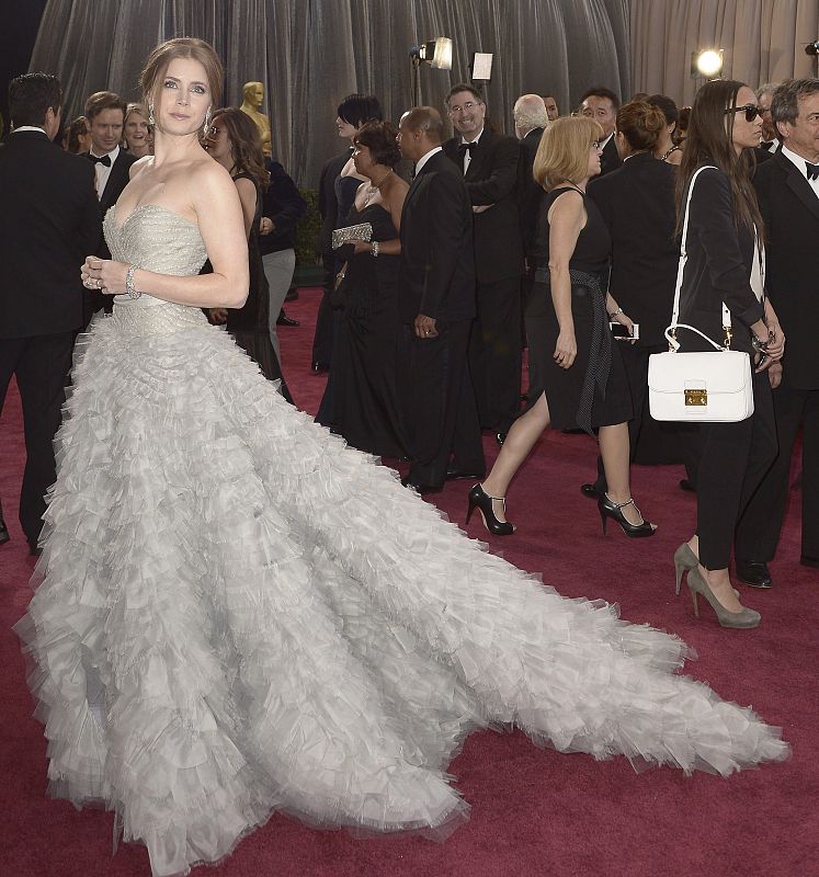 Maravilloso el Oscar de la Renta de Amy Adams, en azul pastel y con falda de tul.