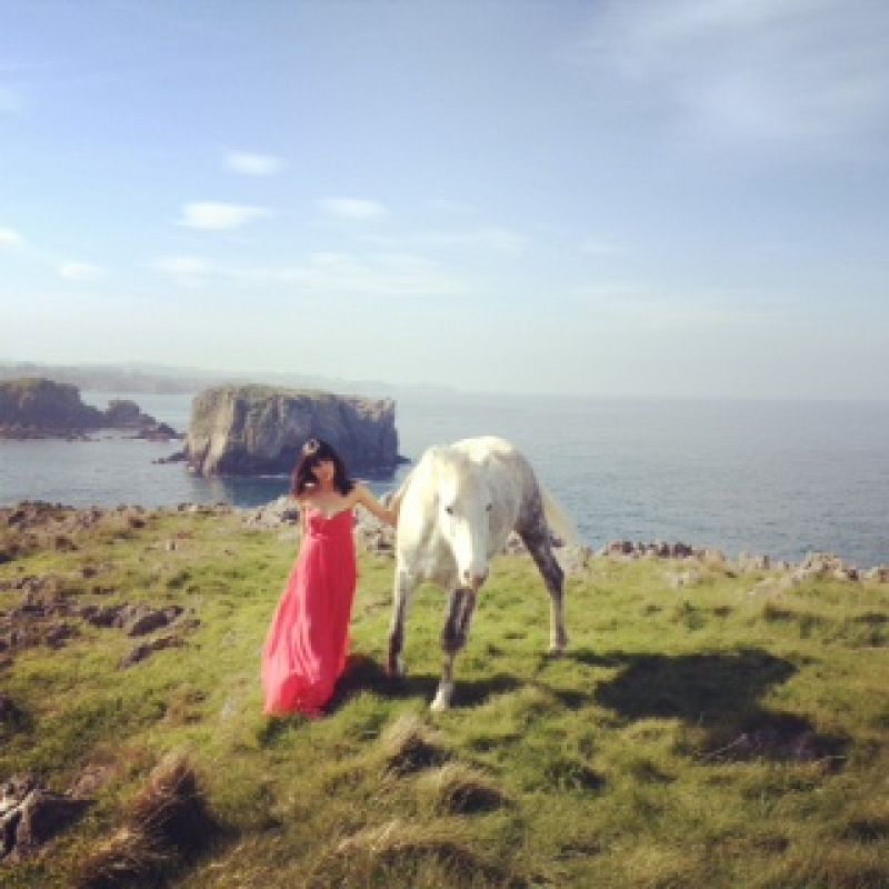 Además de conquistar a Europa con su canción, el grupo también mostrará la belleza del paisaje asturiano. Para muestra este ejemplo, con Raquel arropada por el Cantábrico.