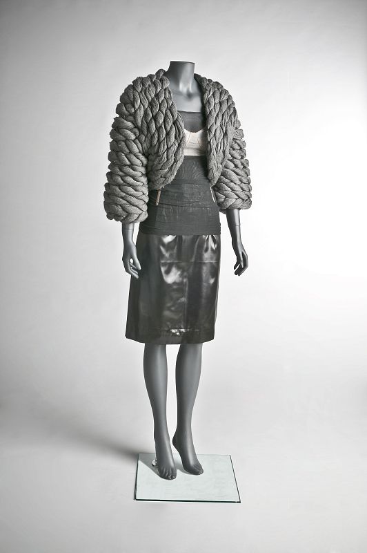 Chaqueta de lana de Roberto Capucci, cuerpo de tul de algodón y lycra de Dolce&Gabanna, y faldad de acetato y poliamida de Saint Laurent Rive Gauche.