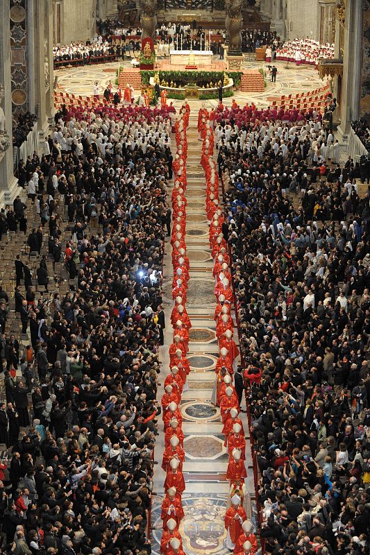 Los cardenales inician su camino hacia la Capilla Sixtina para iniciar la celebración del cónclave