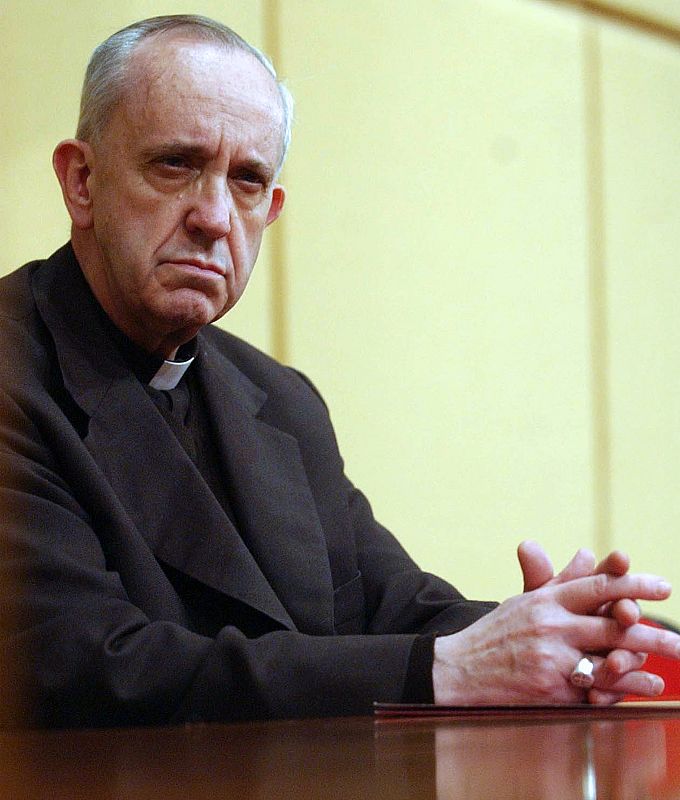 Imagen de archivo del sacerdote Jorge Mario Bergoglio, elegido papa Francisco el miércoles 13 de marzo