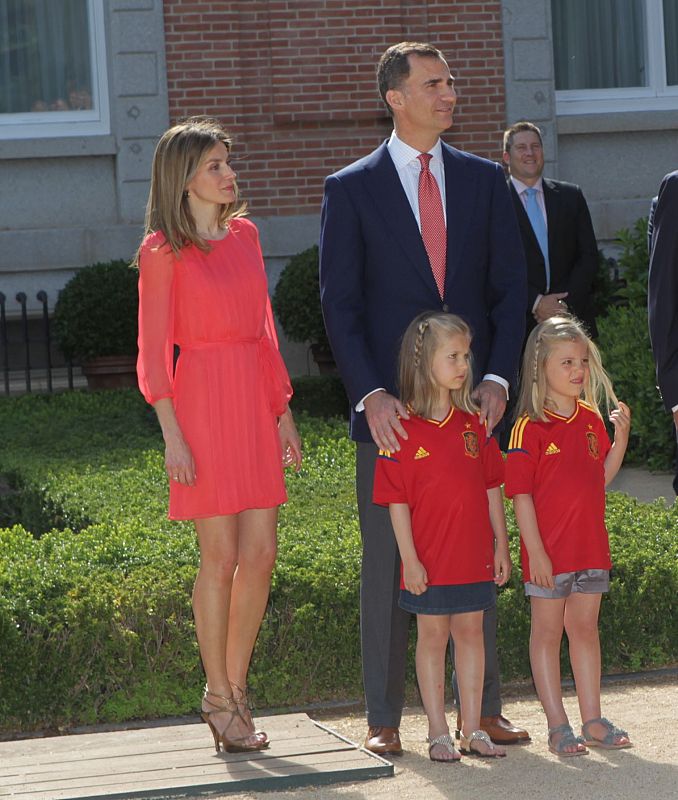 Las infantas Leonor y Sofía con la camiseta de la selección española de fútbol en 2012