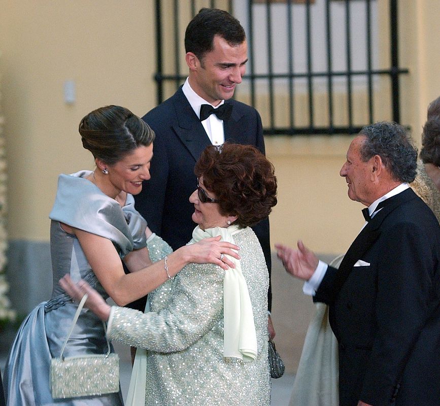 Los abuelos Maternos de Letizia Ortiz, Francisco Rocasolano y Enriqueta Rodríguez saludan a su nieta Letizia y al principe Felipe, en la víspera de su boda.