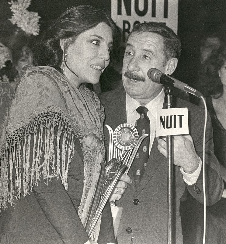 Alfredo Landa con Charo López recibiendo los premios Luis Buñuel.