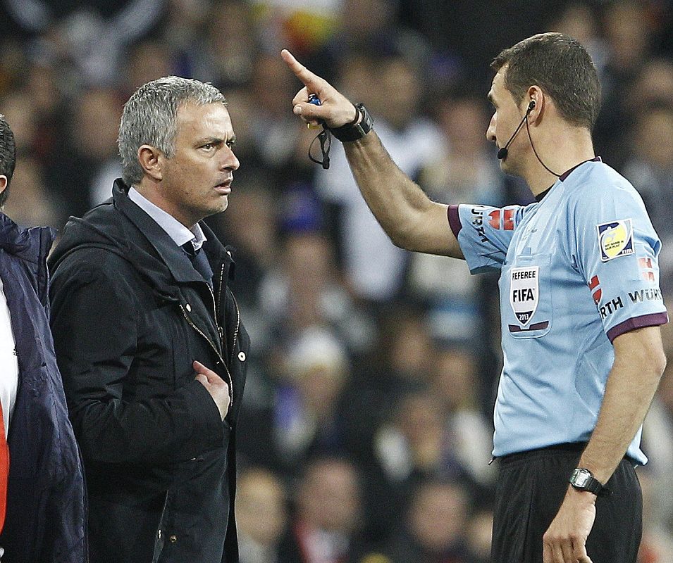 El entrenador del Real Madrid, el portugués José Mourinho es expulsado por el colegiado Carlos Clos Gómez