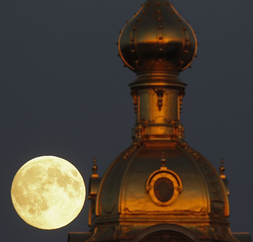 La superluna se eleva tras la fortaleza de San Pedro y San Pablo en San Petersburgo