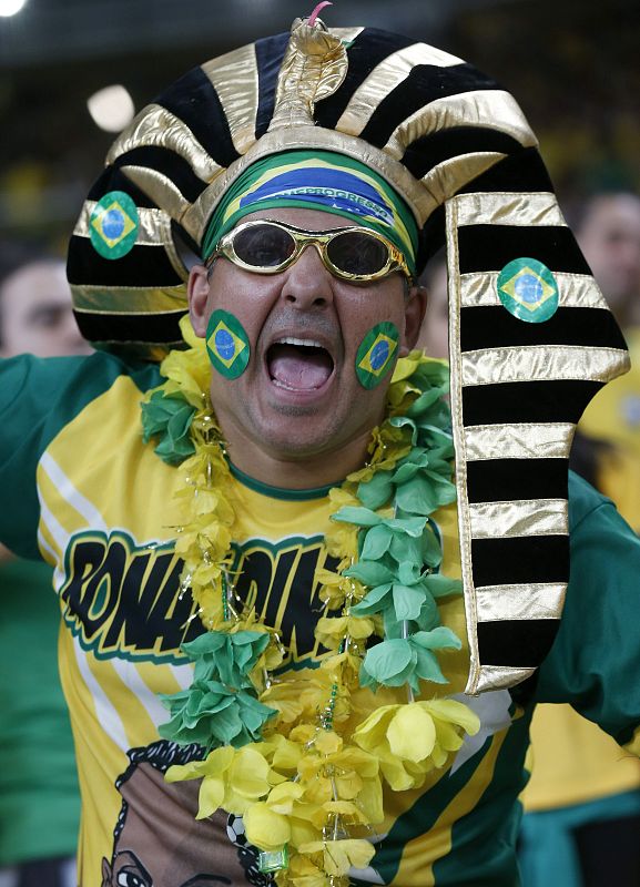 Un aficionado brasileño anima a su equipo.