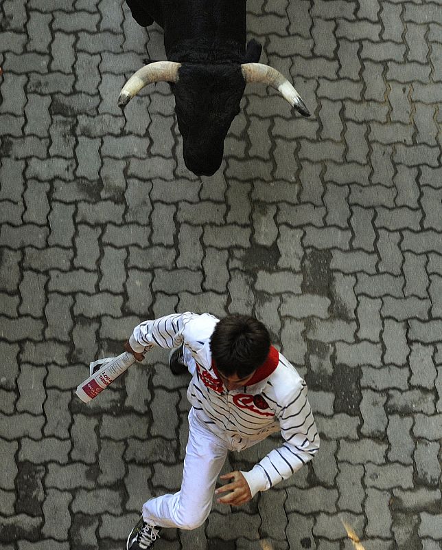 Un corredor a la entrada en la plaza - San Fermín 2013