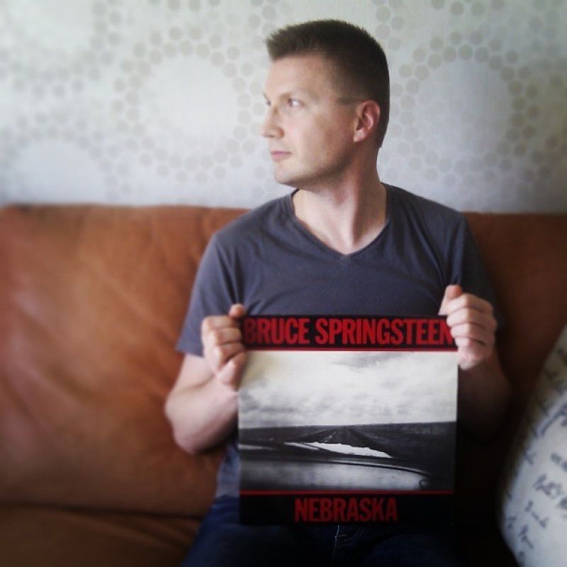 Juha con un vinilo