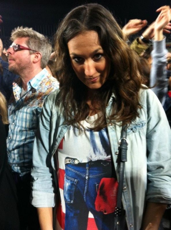 Fotografía de Isabel con la camiseta del disco  Born in the USA