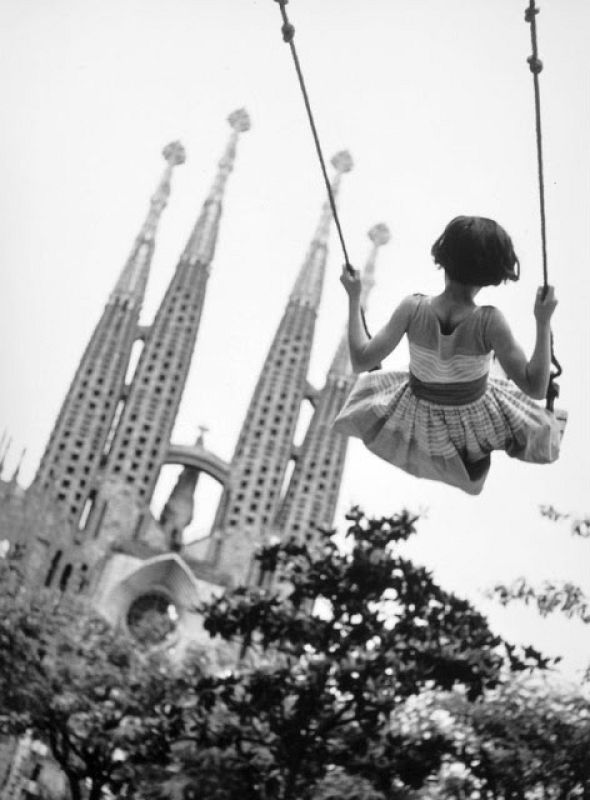 'Niña columpiándose con las torres de la Sagrada Familila al fondo' (Burt Glinn, 1959)