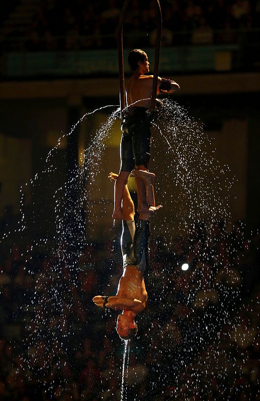 Dos acróbatas, en acción durante la ceremonia de inauguración.