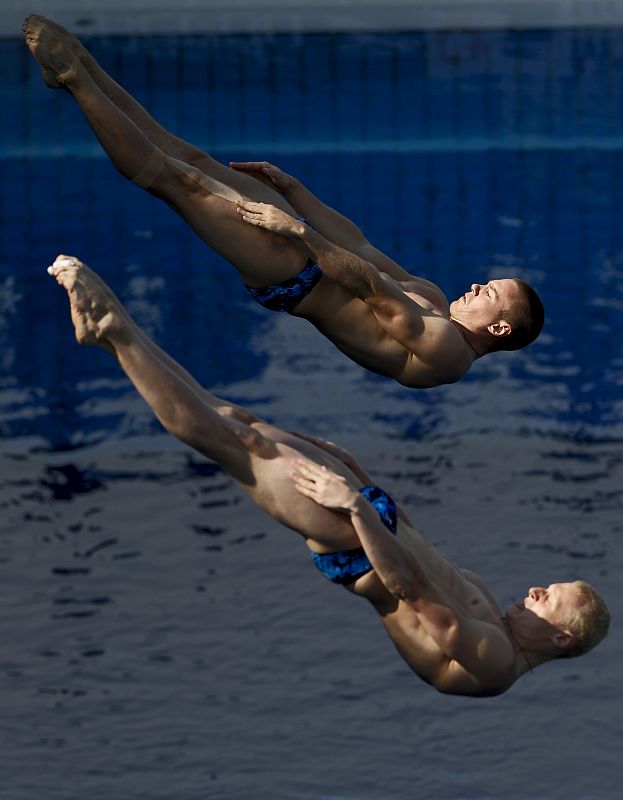 Los saltadores Evgney Kuznetsov y Illia Zakhrov, durante la final de salto sincronizado de trampolín 3m masculinos dentro de los Campeonatos del Mundo de Natación.