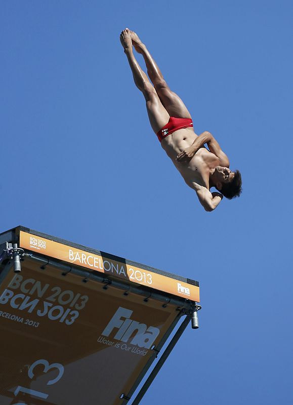 El mexicano Jonathan Paredes consigue la tercera posición en la cuarta ronda de los saltos de gran altura de 27m durante los Campeonatos del Mundo de Natación de Barcelona.