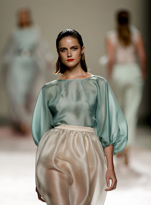 Una modelo luce una creación de Juan Duyos para la primavera-verano 2014.