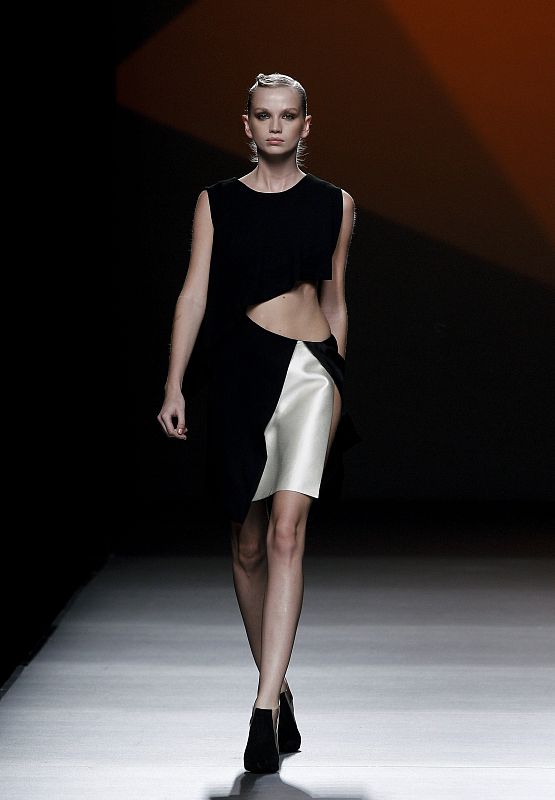 Una modelo luce uno de los diseños de la colección AA de Amaia Arzuaga