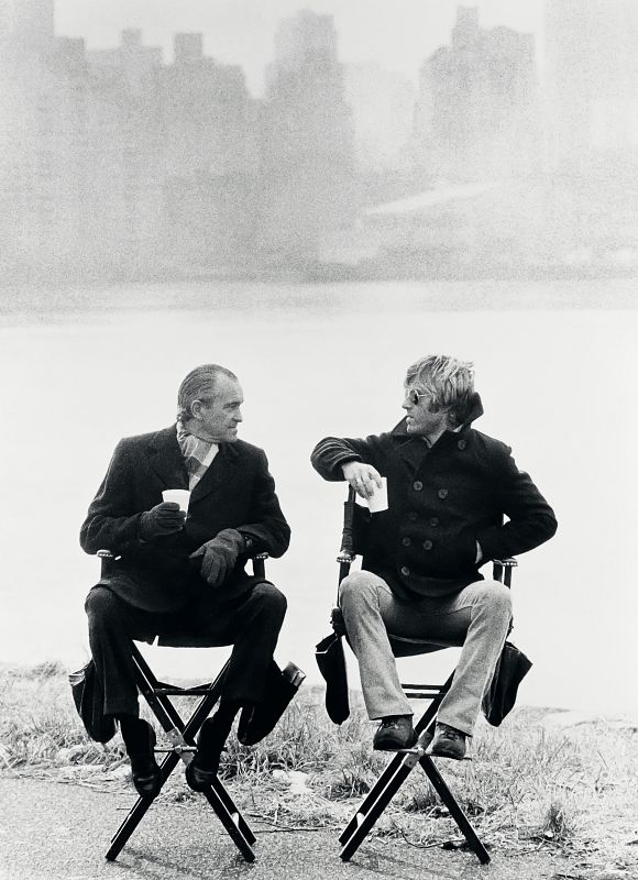Richard Helms (izquierda) y Robert Redford (derecha) conversan durante un descanso en el rodaje de la película 'Three Days of the Condor'