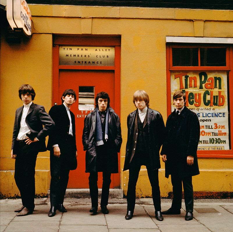 'Sus Satánicas Majestades', The Rolling Stones, posan en la entrada del Tin Pan Alley Club de Nueva York en 1963