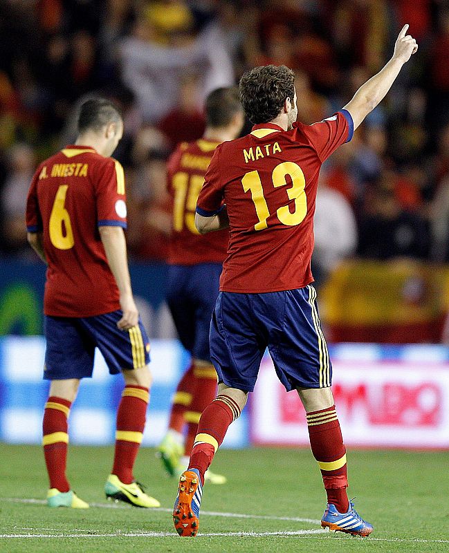 El jugador de la selección española Mata celebra tras marcar el segundo gol ante Georgia.