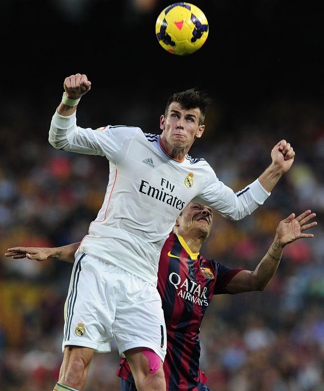 Gareth Bale recibe un balón en el Camp Nou.