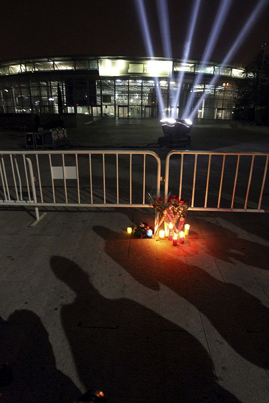 Cinco cañones de luz han iluminado el cielo de Madrid en el primer aniversario de la muerte de las cinco jóvenes que perdieron la vida en la fiesta de Halloween en el Madrid Arena