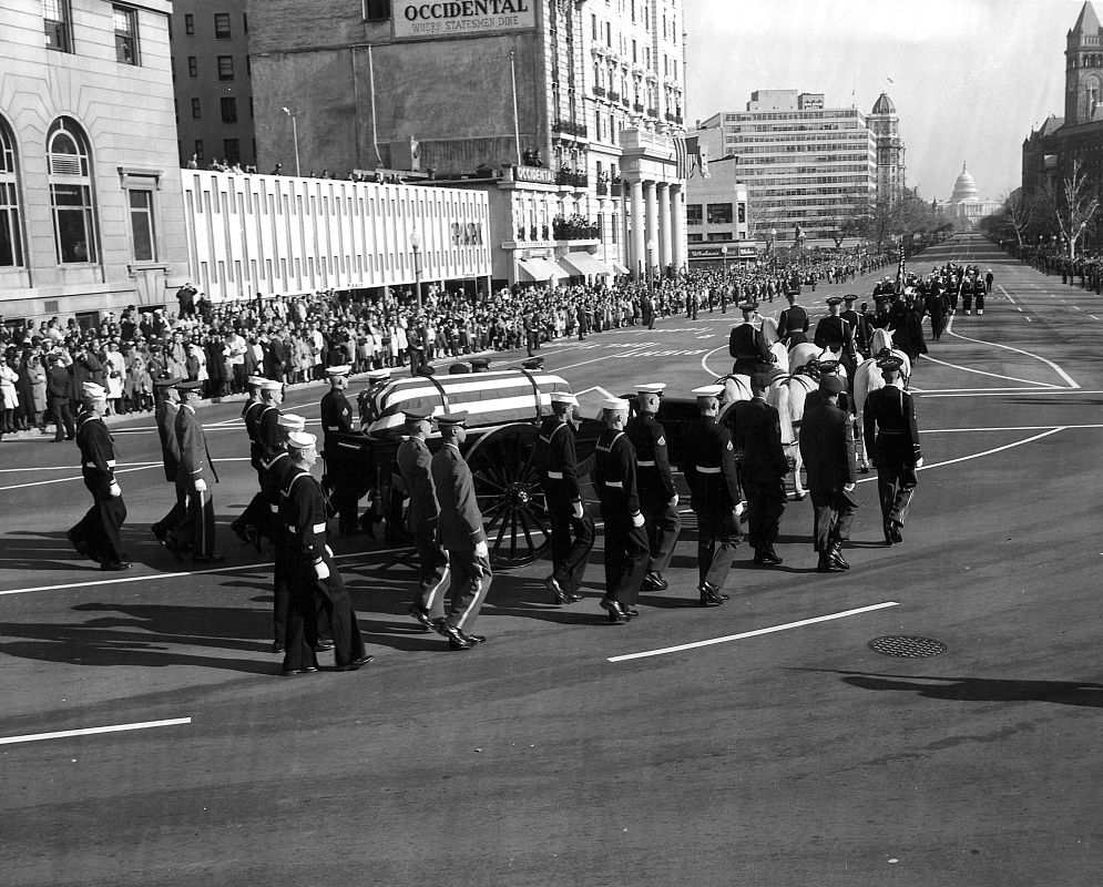 Cortejo fúnebre con el féretro de JFK desde la Casa Blanca hacia el Capitolio, en Washington el 24 de noviembre de 1963
